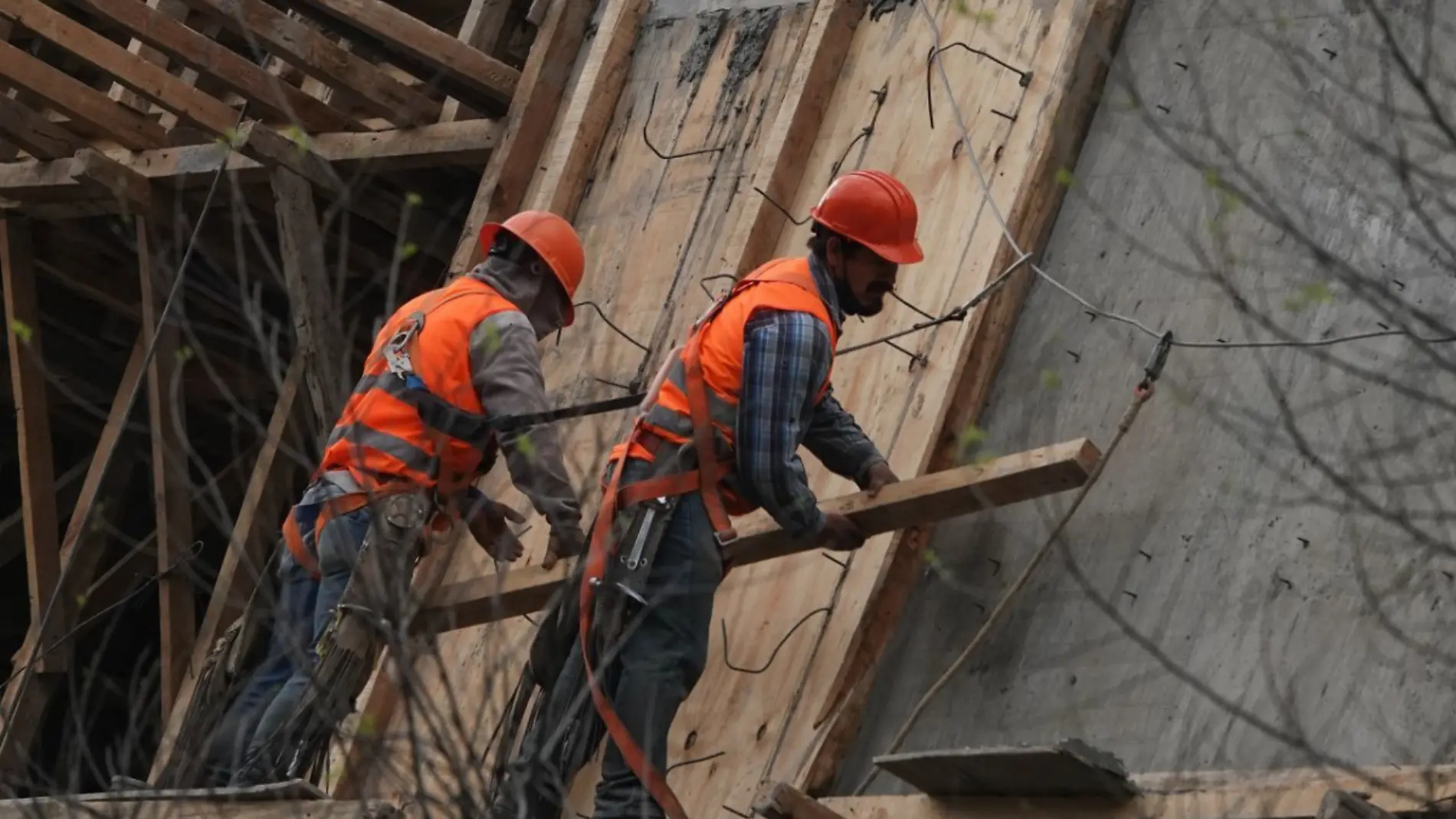 Febrero registra caída mensual de la actividad industrial